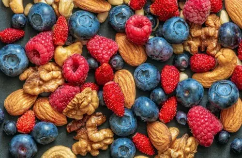 Gemischtes heimisches Superfood: Beeren & Nüsse