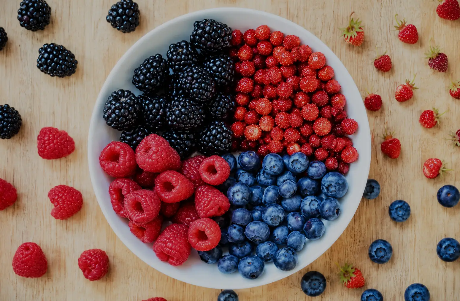 Erdbeeren, Heidelbeeren, Himbeeren und Brombeeren in einer Schüssel
