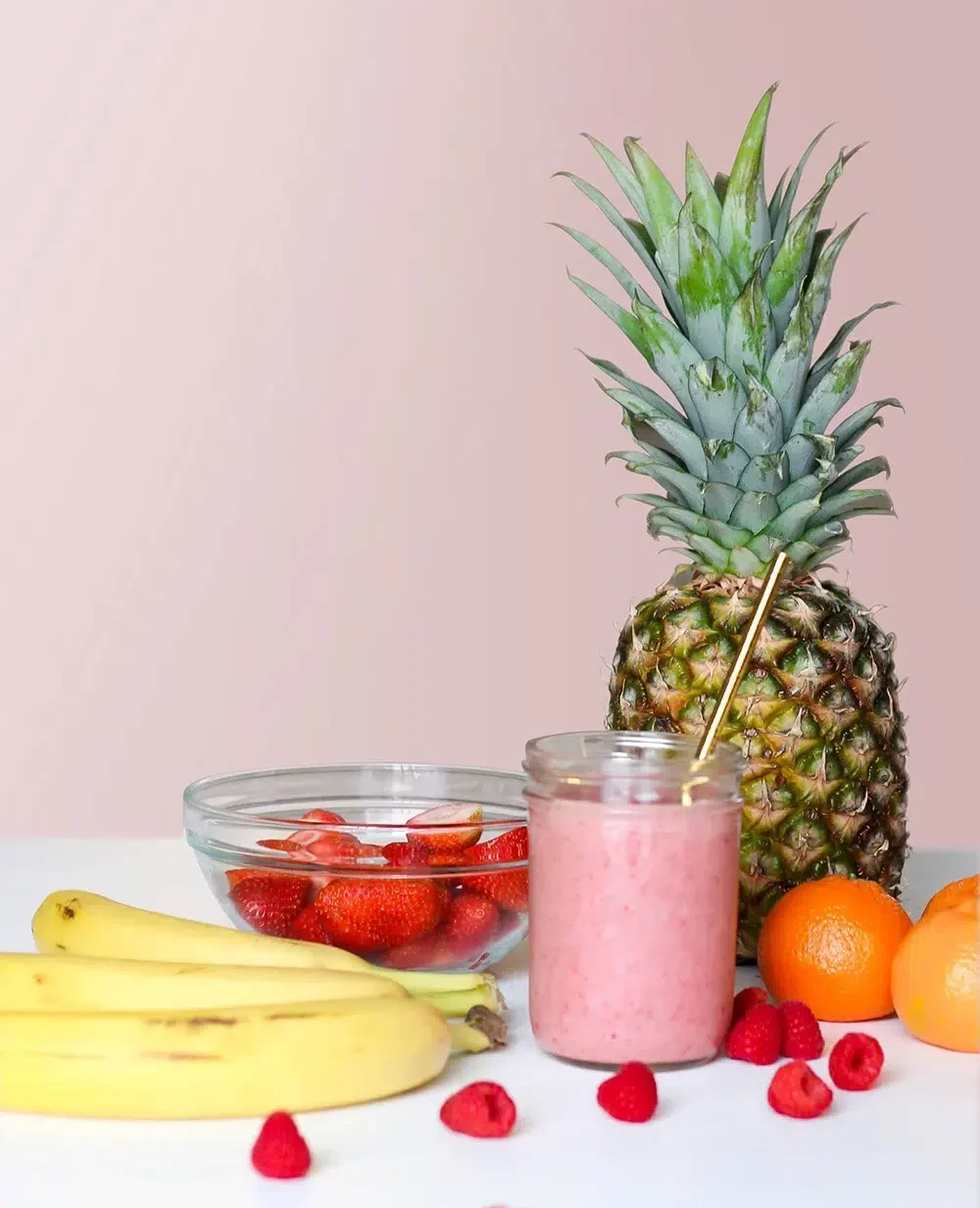 Ein Smoothie und viel frisches Obst auf einem Tisch