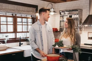 Ein Pärchen kocht mit viel frischem Gemüse