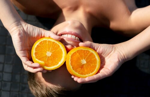 Bub mit Orangenscheiben