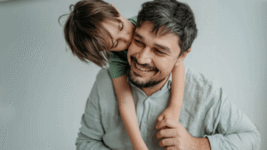 Papa und Sohn tollen herum