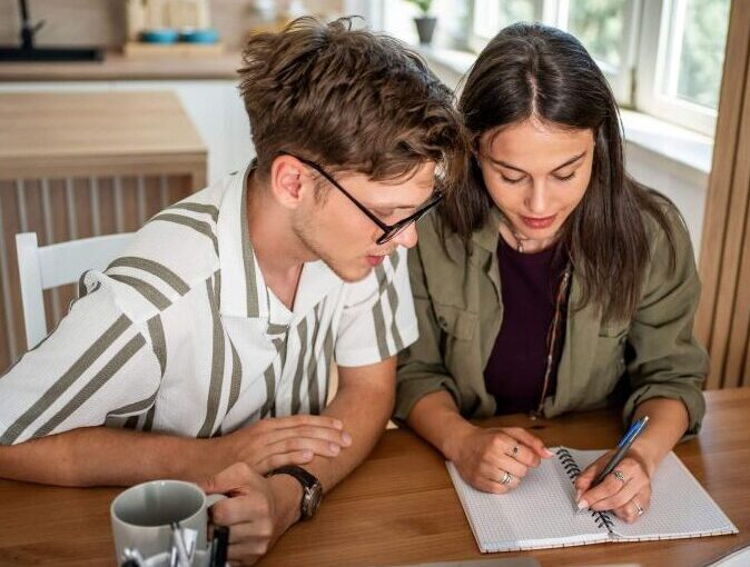 Pärchen arbeitet an einem Laptop