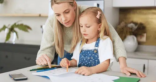 Eine Frau lernt mit ihrem Kind