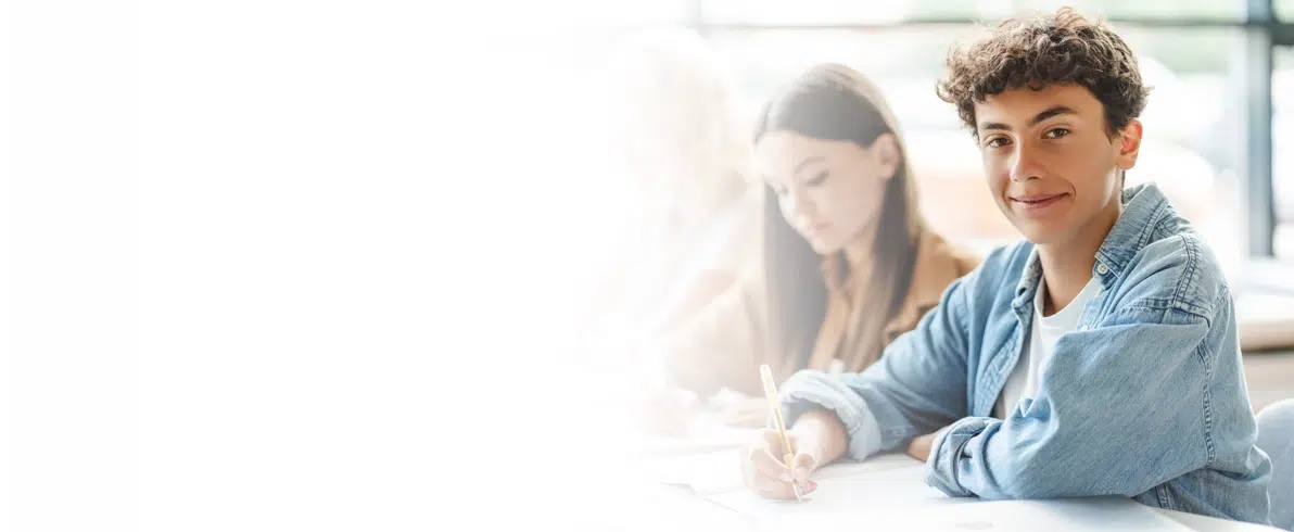 Kind beim Lernen zum Schulstart