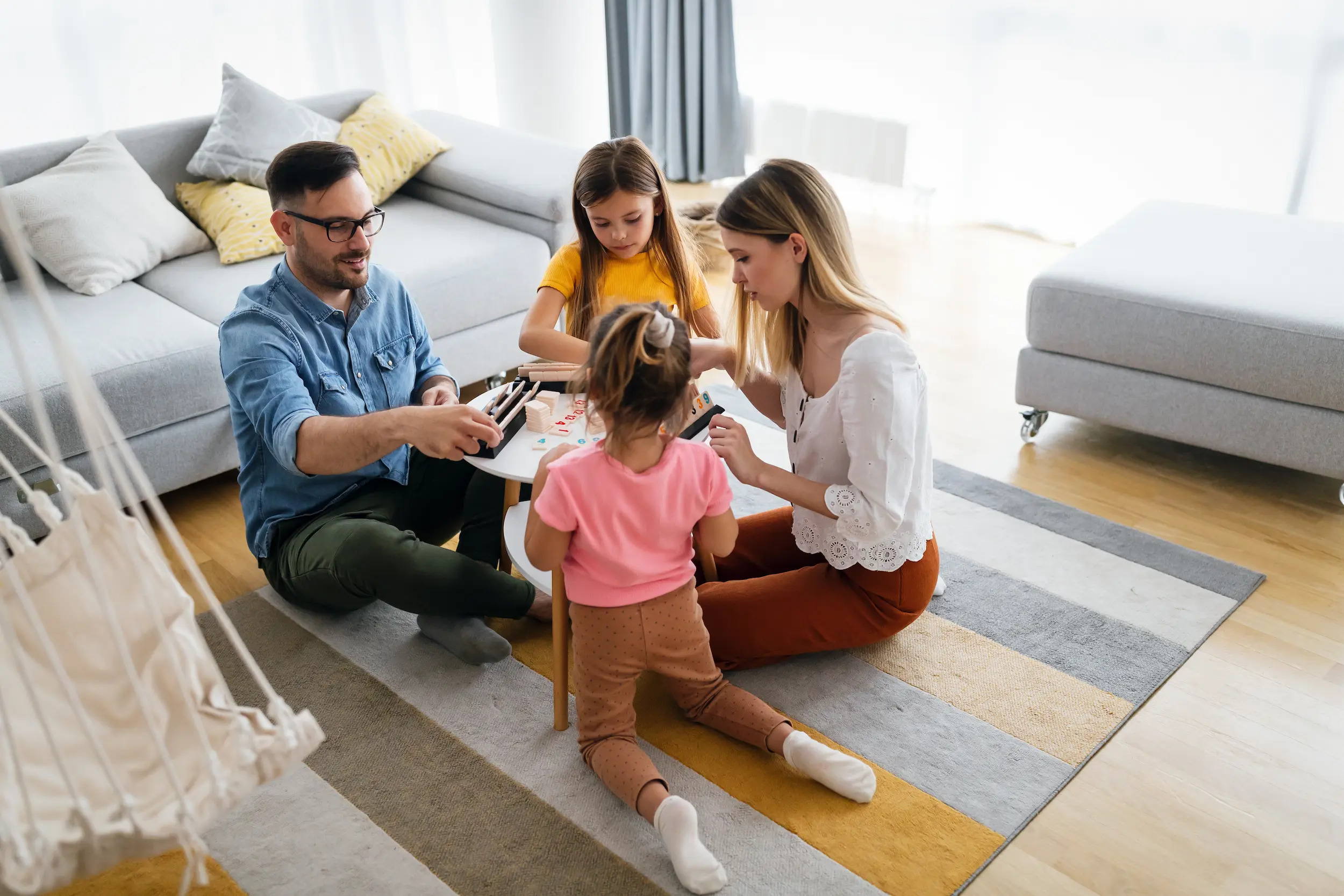 Eine Familie spielt ein Kartenspiel