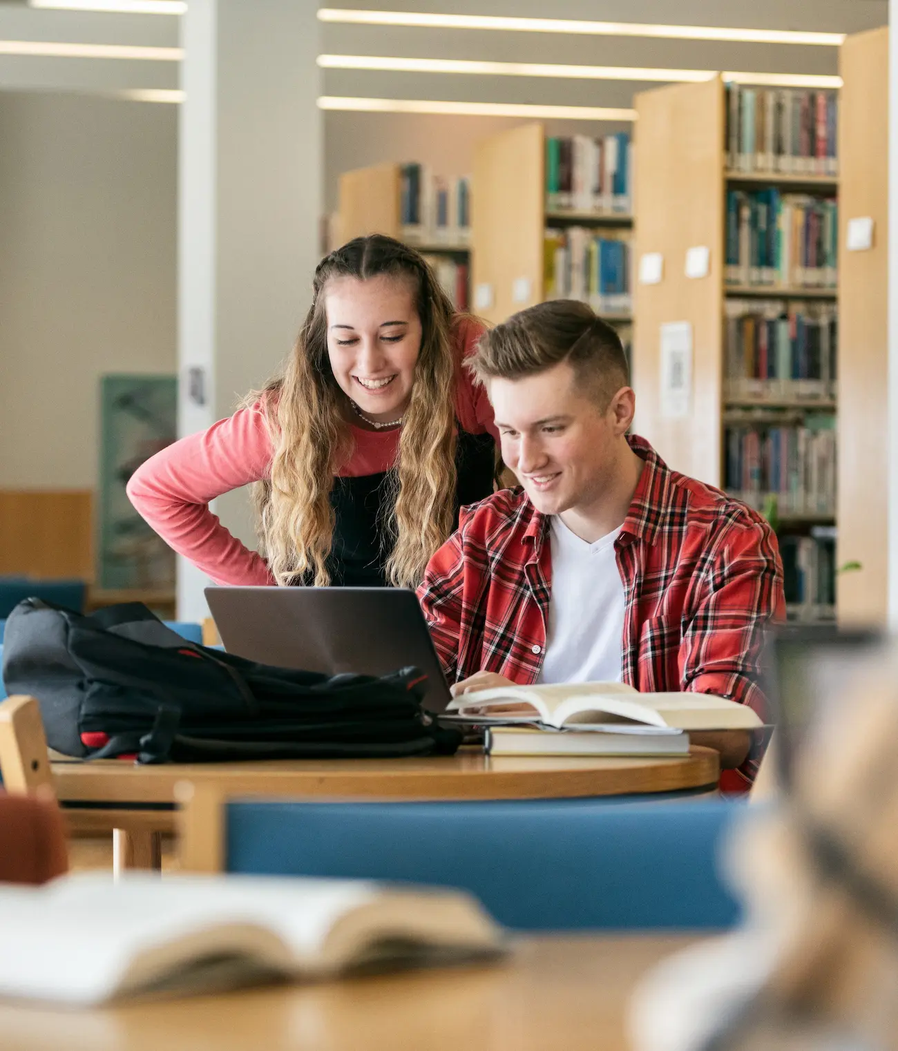 Zwei Jugendliche lernen konzentriert in der Bibliothek