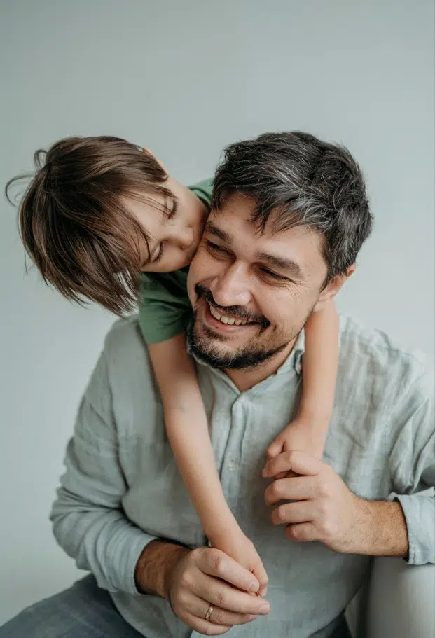 Ein Vater und sein Sohn albern herum